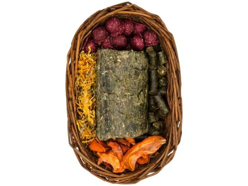 Kurv med lækker gnaverfoder bestående af tørrede grøntsager, urter og snacks, ideel til gnavere og mindre kæledyr. Foderet omfatter en blok af urter, tørrede gulerodsskiver og frugtboller, perfekt til at forkæle dit kæledyr.