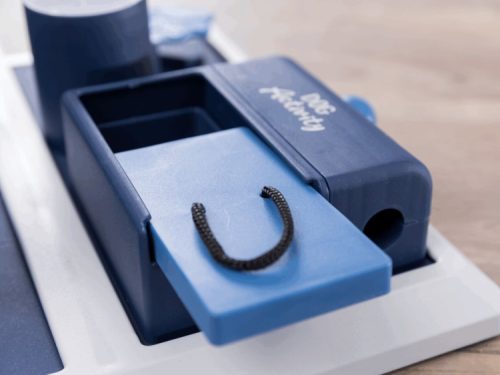 Smart aktivitetslegetøj til små kæledyr, designet til at stimulere deres nysgerrighed. Den blå kasse har forskellige rum og en snoretræk mekanisme, der gør legen interaktiv og sjov. Perfekt til gnavere og mindre kæledyr.