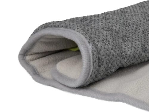 Lille, grå fleece-sovepose til gnavere, perfekt til at skabe et varmt og hyggeligt miljø for mindre kæledyr som hamster og mus. Ideel til indendørs brug og bidrager til dyrenes velvære.