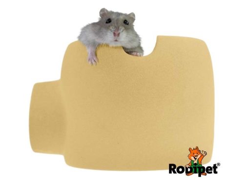 En hamster sidder på kanten af en gul legetøjsblok fra Rodipet, ideel til gnavere og mindre kæledyr. Blokken tilbyder en hyggelig plads til leg og hvile.