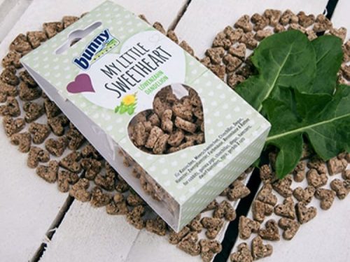 Bunny My Little Sweetheart snacks til gnavere, præsenteret i en hjerteformet pakke med små, hjerteformede godbidder og frisk grønne blade. Ideel som sund belønning til kæledyr.