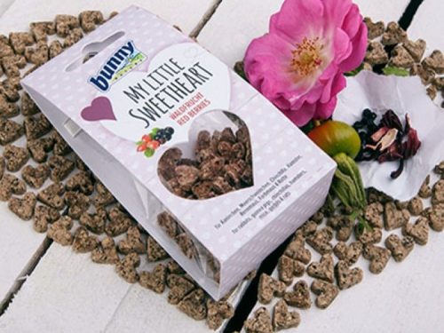 Bunny my little sweetheart snacks til gnavere, pakket i en hjerteformet boks med tørrede bær. Ideel godbid til hamstere og mindre kæledyr. | gnavernes univers