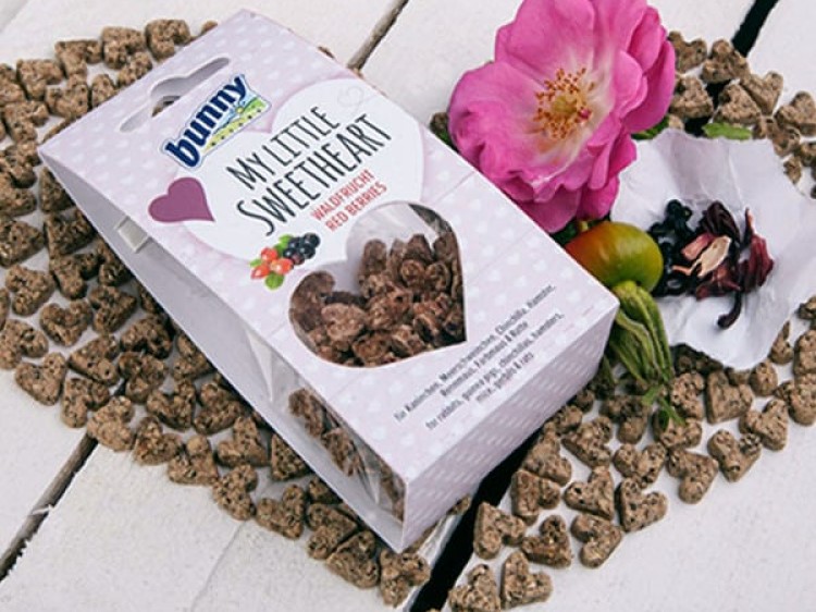 Bn11702 - bunny nature my little sweetheart med røde bær 30g1 | gnavernes univers Bunny my little sweetheart snacks til gnavere, pakket i en hjerteformet boks med tørrede bær. Ideel godbid til hamstere og mindre kæledyr. | gnavernes univers