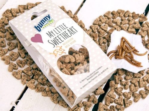 Gnaver snacks fra Bunny, "My Little Sweetheart", i hjerteformede stykker, omgivet af tørrede melorme. Ideel godbid til gnavere og mindre kæledyr, præsenteret i en attraktiv emballage.