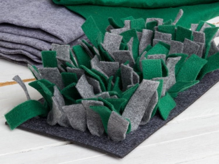 Bn17022 - bunny nature snack snusemåtte (grøn-grå)1 | gnavernes univers Gnaver aktivitetsmåtte i filt med grønne og grå sektioner, ideel til mental stimulation af gnavere og mindre kæledyr. Perfekt til leg og udforskning. | gnavernes univers