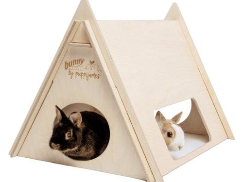 Hus til gnavere i træ fra Bunny by Puppijames, designet til at skabe en hyggelig og sikker plads for kaniner med åbninger til leg og udforskning.