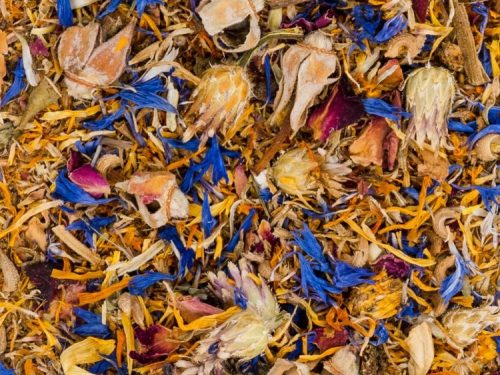 Blandede tørrede urter og blomster til gnavere, ideelt til at berige deres kost og give dem en naturlig snack. Perfekt til hamstere, marsvin og andre små kæledyr.