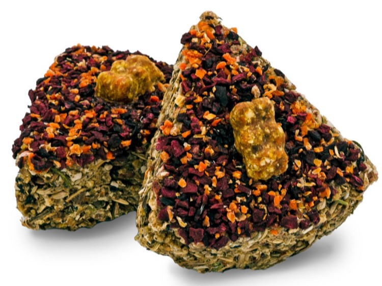 Jr farm grainless fødselsdagskage 330g 1 | gnavernes univers Naturlige snacks til gnavere, formet som trekanter og dekoreret med farverige frø og frugtstykker. Ideelt til at forkæle mindre kæledyr som hamstere og marsvin. Perfekt til at stimulere tygge- og legeinstinktet. | gnavernes univers