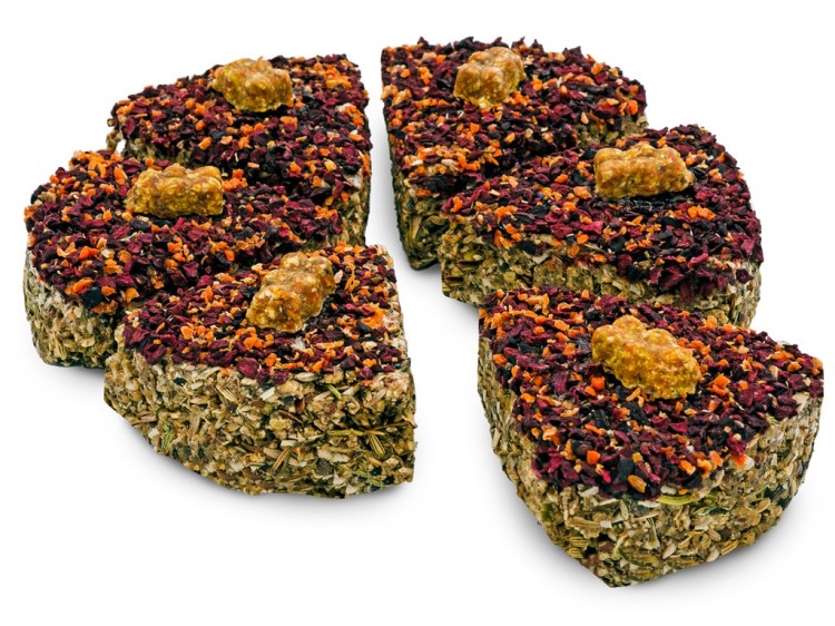 Jr farm grainless fødselsdagskage 330g 2 | gnavernes univers Hjerteformede snacks til gnavere med naturlige ingredienser, pyntet med frugtkorn og grøntsager, ideelle til hamstere og kaniner. Perfekt som belønning eller supplement til kosten. | gnavernes univers