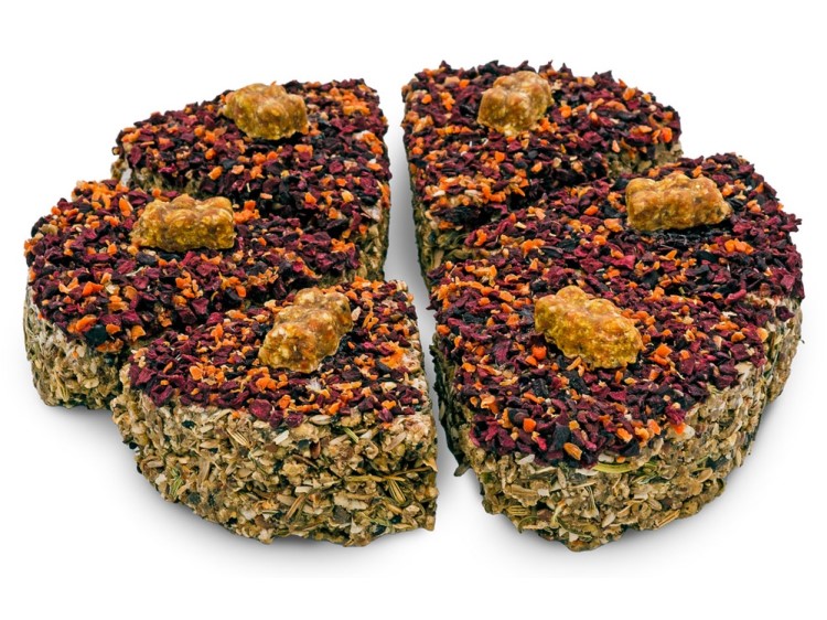 Jr farm grainless fødselsdagskage 330g | gnavernes univers Naturlig snack til gnavere, formet som en kage, bestående af tørrede frugter og grøntsager, ideel til hamstere, marsvin og andre små kæledyr. Perfekt til belønning eller som supplement til deres kost. | gnavernes univers