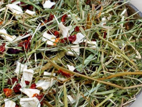 Blanding af hø og tørrede urter til gnavere, ideel som naturlig fodertilskud for hamster, marsvin og kaniner. Rig på fibre og vigtige næringsstoffer. | gnavernes univers