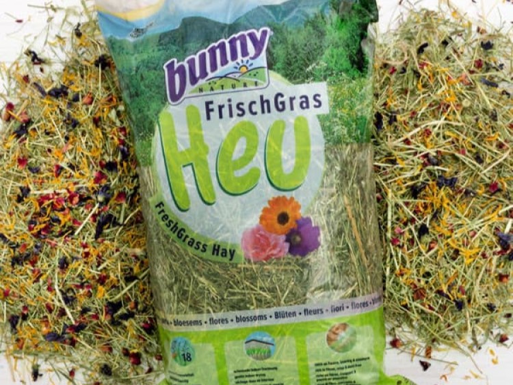 Bn14020 - bunny nature freshgrass hø - med blomster (500 g) | gnavernes univers Frisk græs hø fra bunny, ideelt til gnavere og mindre kæledyr. Høet er fyldt med blomster og urter, der fremmer sundhed og velvære. Perfekt som en naturlig del af kosten for dine kæledyr. | gnavernes univers