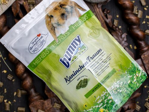 Bunny Kaninchen Traum urtesnacks til kaniner, pakket i en grøn og hvid pose med billeder af græs og blomster, ideel til sund og velsmagende belønning til gnavere.