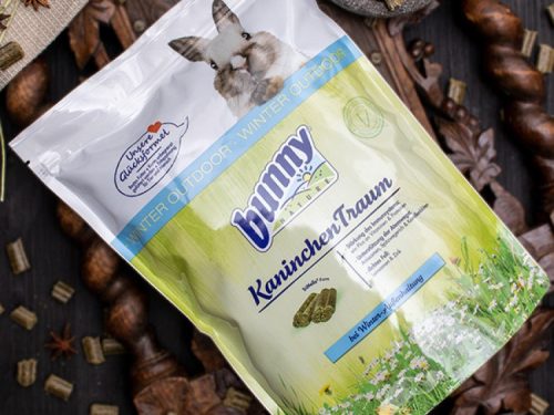 Bunny Natur KaninchenTraum foder til kaniner, designet til udendørs brug om vinteren. Pakken indeholder velsmagende snacks, der understøtter en sund kost for mindre kæledyr.