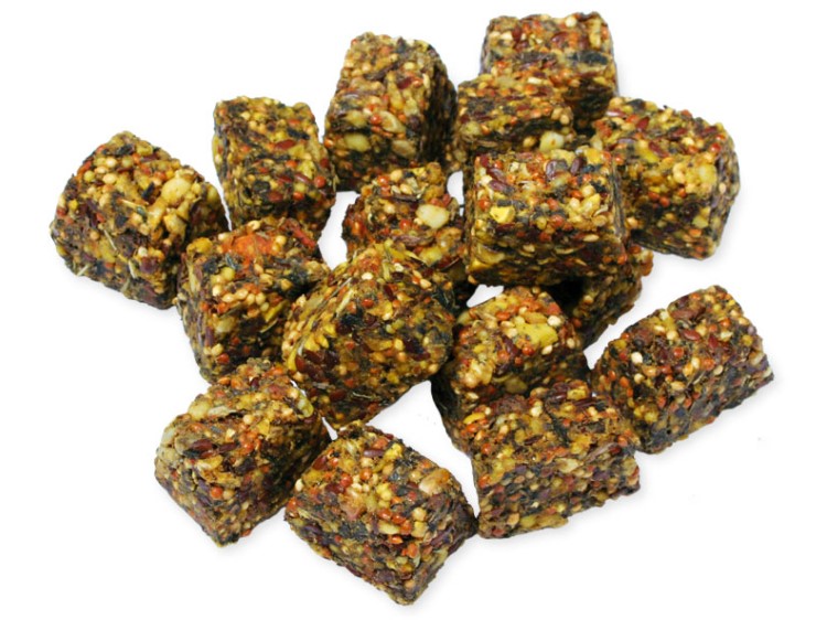 Jr07040 - jr farm fuldkorns mælkebøtteterninger 90g 1 | gnavernes univers Gnaver snacks i terningform, fremstillet af naturlige ingredienser, ideelle til hamstere, mus og andre mindre kæledyr. Rig på vitaminer og mineraler for sundhed og velvære. | gnavernes univers