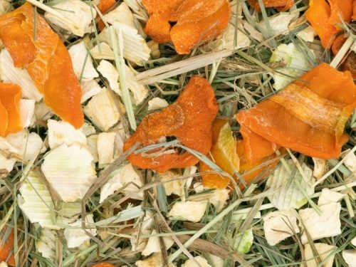Tørrede grøntsagsbidder til gnavere og mindre kæledyr, sammensat af gulerod og andre sundhedsfremmende ingredienser, der giver en velsmagende og nærende snack. Ideel til at berige kosten og stimulere dyrenes naturlige tyggeadfærd.