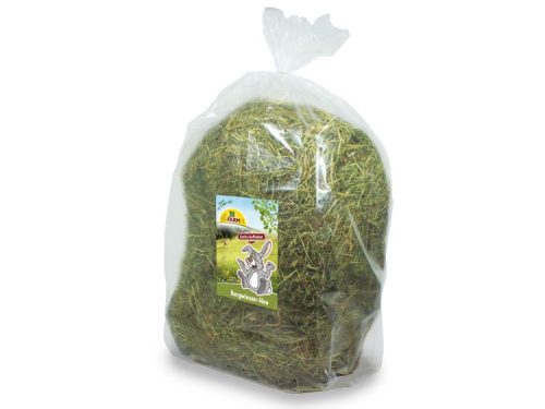 Bergwiesen-Hay fra JR Farm, emballeret i gennemsigtig plastikpose, ideelt til gnavere og mindre kæledyr som kaniner, tilbyder en sund og naturlig kost.
