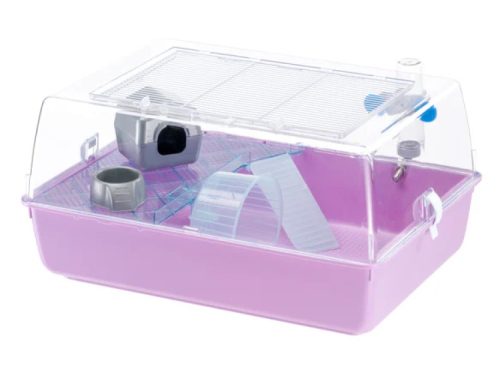 Gnaverbur i farven lyserød med tilbehør som skål og tunnel, ideel til hamstere og andre små kæledyr. Transparent låg for nem adgang og ventilation. Perfekt til at skabe et komfortabelt hjem for dit kæledyr.