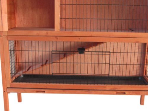 Rumligt bur til gnavere med træramme og metalgitter, ideelt til hamstere og marsvin. Buret har flere niveauer og en praktisk skuffe til rengøring. Perfekt til at skabe et trygt og komfortabelt hjem for dit kæledyr.