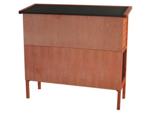 Gnaverhus i træ med sort tag, ideelt til opbevaring af gnaverudstyr og tilbehør. Perfekt til mindre kæledyr som hamstere og mus.