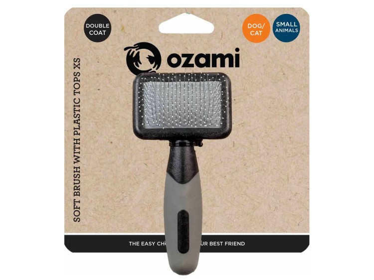Ozami blød børste med plastiktopper ekstra lille 12x6x3cm | gnavernes univers Ozami blød børste til små dyr og katte, designet til dobbelt pels. Ideel til pleje af gnavere og mindre kæledyr. | gnavernes univers
