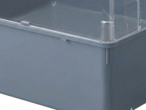 Transportkasse til gnavere i grå plast med gennemsigtig top, ideel til sikker transport og opbevaring af mindre kæledyr.