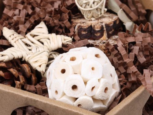 Naturlige godbidder til gnavere med træ- og halmprodukter, ideelle til leg og aktivering. Perfekt til marsvin, hamstere og andre små kæledyr.